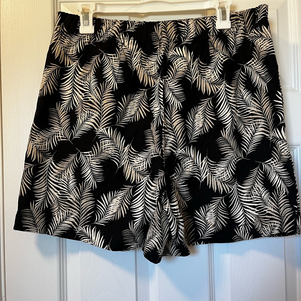 Ellen Tracy Monochrome Leaf Pattern Skort. Size M - image 3